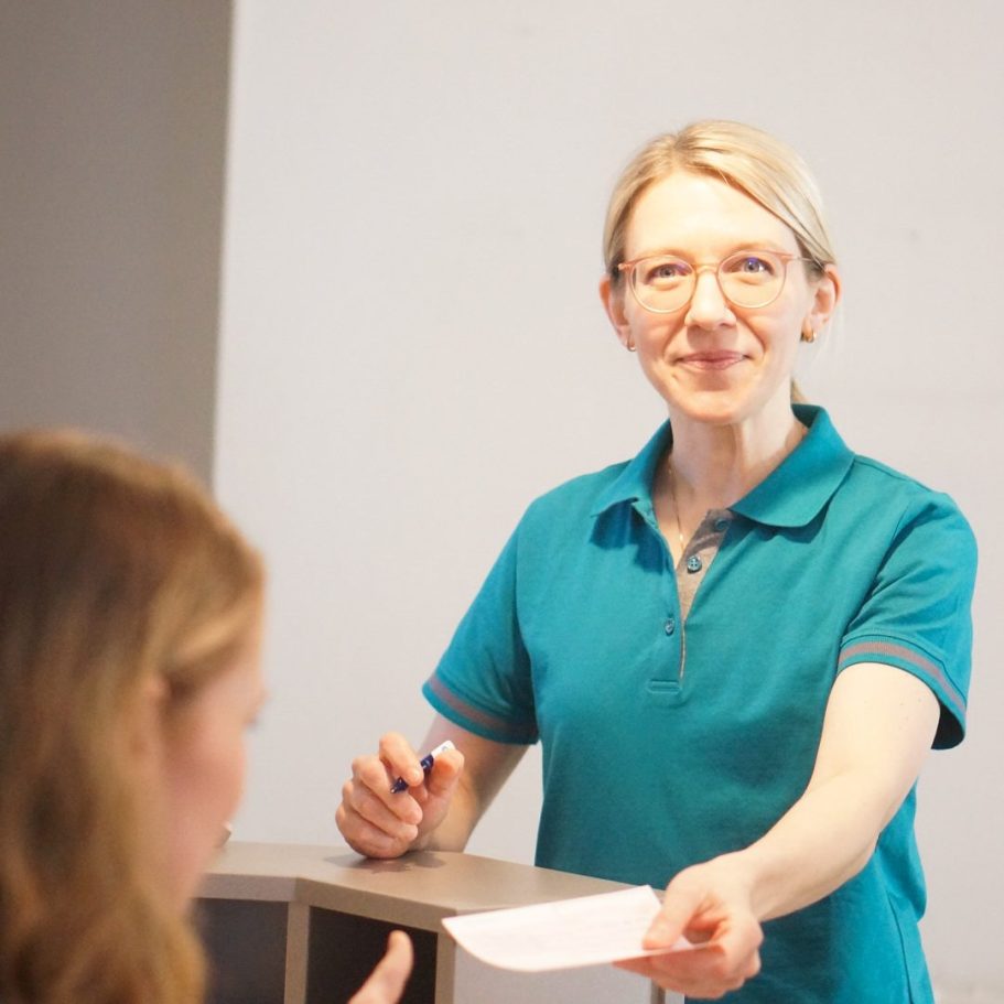 Foto Ärztin Nicole Eck am Empfangstresen